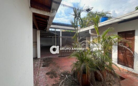 Se Arrienda o Se Vende Casa Comercial- Giron