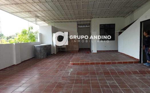 Se arrienda casa de tres niveles en la ceiba