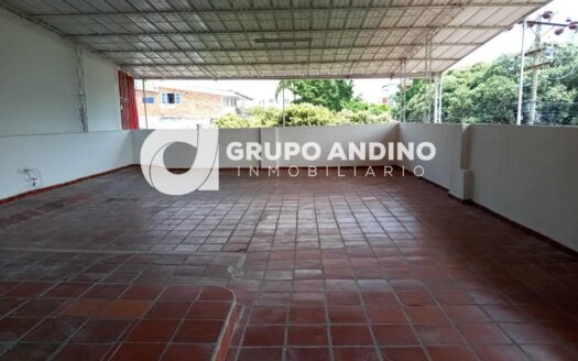 Se arrienda casa de tres niveles en la ceiba