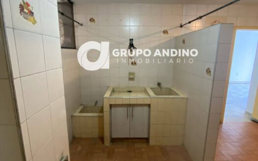 se vende apartamento en el edificio los pirineos de cabecera