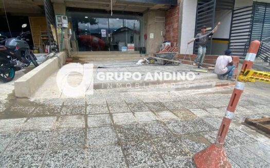 Se arrienda Local Comercial Barrio la Fontana-Edificio Palmas de la Fontana