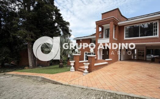 Se arrienda casa en Medellín, conjunto residencial Fuente Labrada.