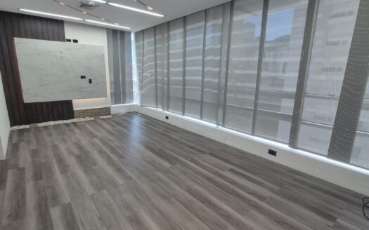 Arriendo exclusiva oficina de 73 m² en Metropolitan Business Park, la torre empresarial más prestigiosa y mejor ubicada de la ciudad.