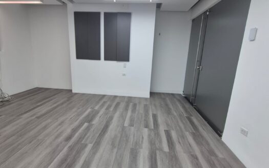Arriendo exclusiva oficina de 73 m² en Metropolitan Business Park, la torre empresarial más prestigiosa y mejor ubicada de la ciudad.