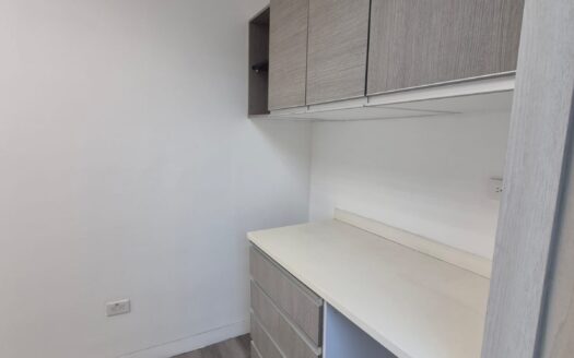 Arriendo exclusiva oficina de 73 m² en Metropolitan Business Park, la torre empresarial más prestigiosa y mejor ubicada de la ciudad.