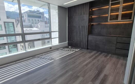 Arriendo exclusiva oficina de 73 m² en Metropolitan Business Park, la torre empresarial más prestigiosa y mejor ubicada de la ciudad.